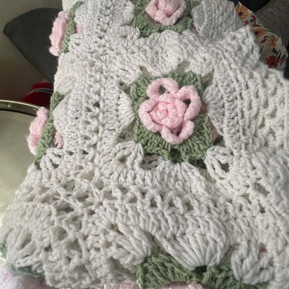 Handmade square afghan roses white pink green - Picture 8 of 9